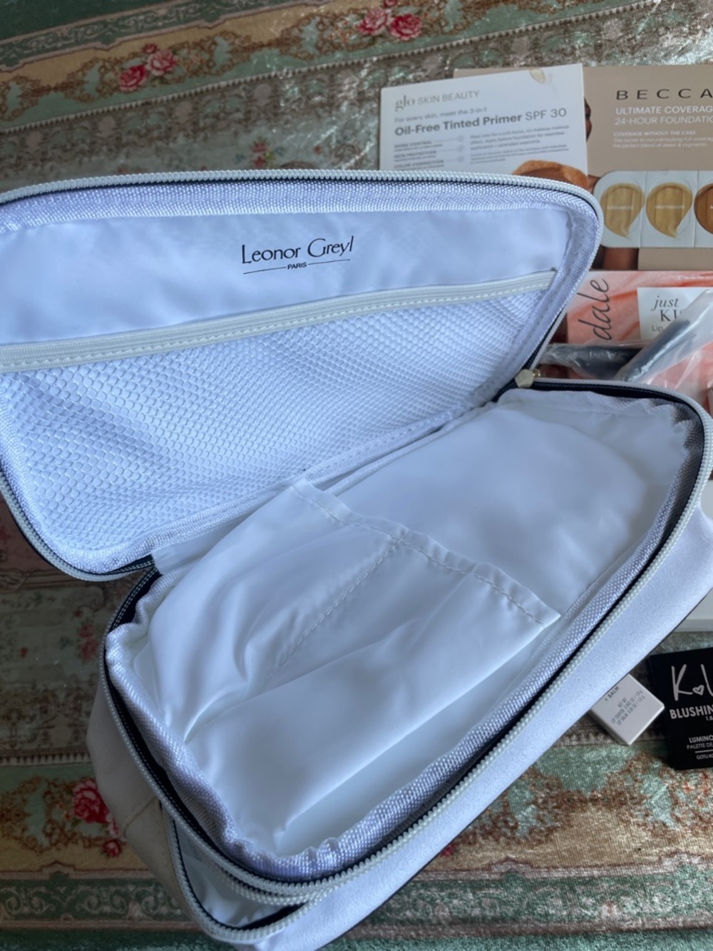 Clean Beauty bundle with makeup bag - Picture 8 of 9